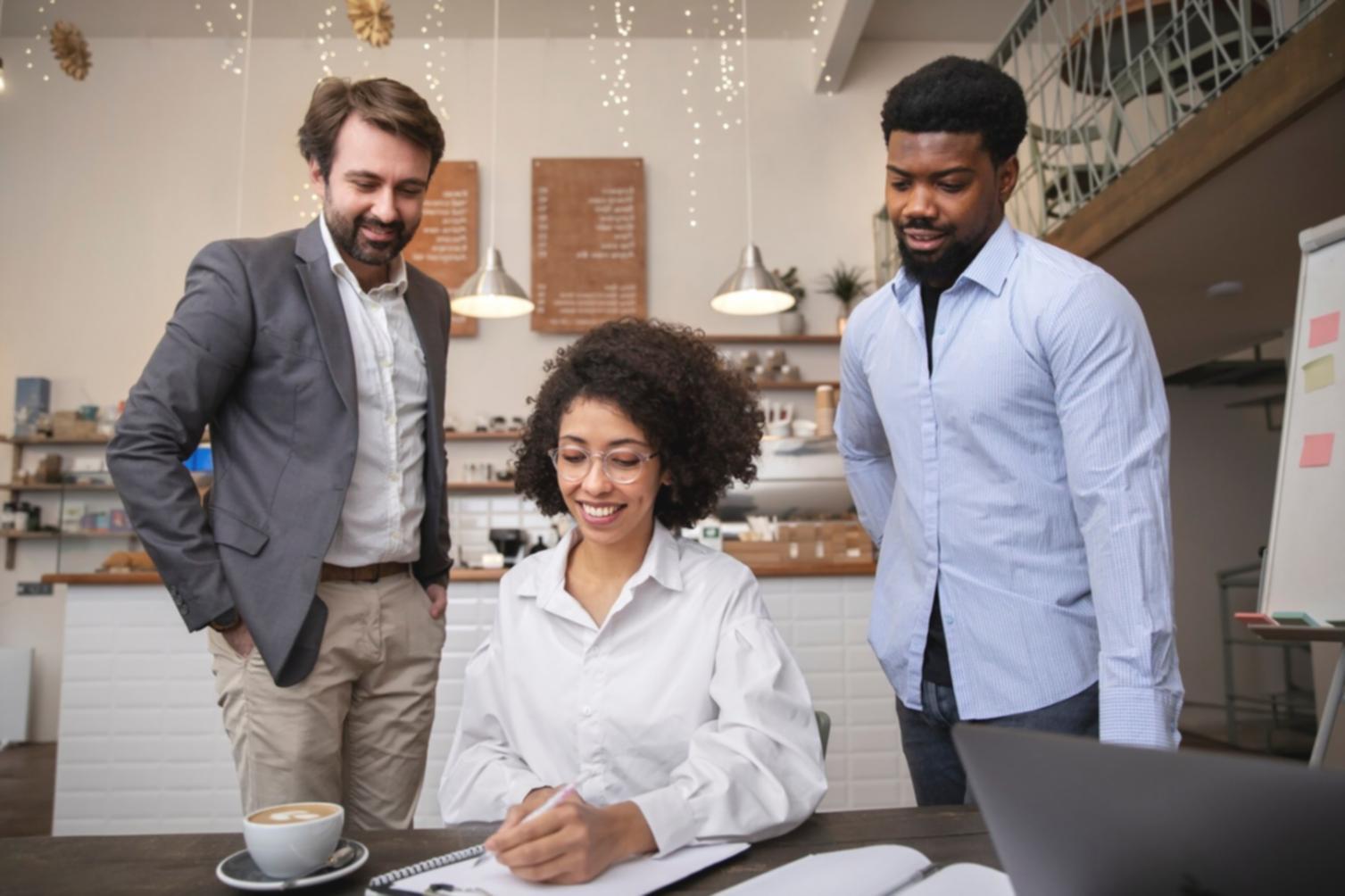Profesionales trabajando en análisis financiero